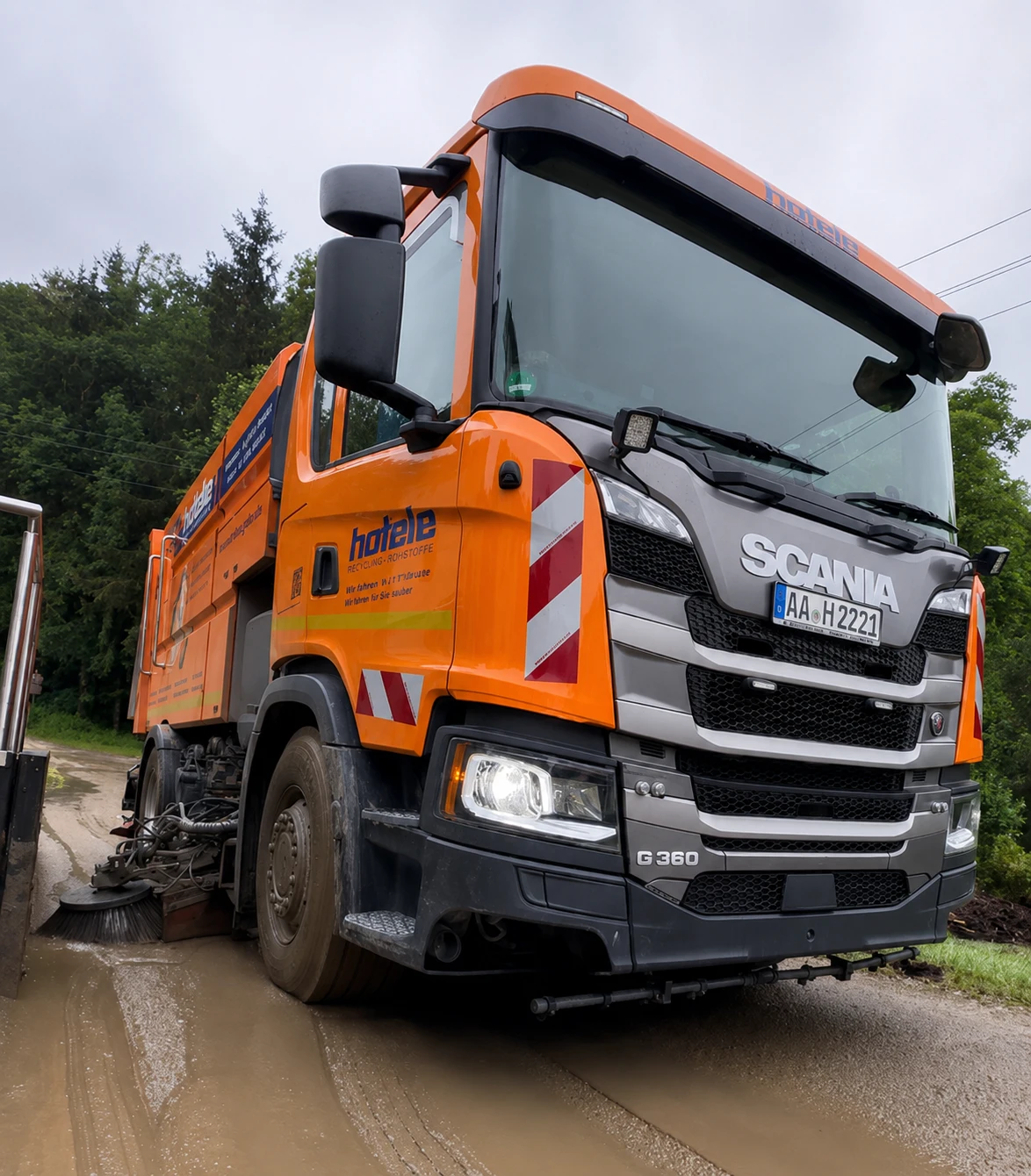 Grobreinigung verschlammter Verkehrsflächen nach dem Hochwasser in Waldstetten als Vorbereitung der Straßenreinigung