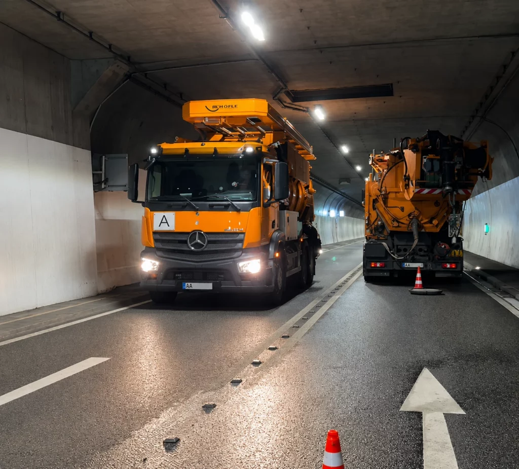 Saugfahrzeug von Hofele bei der Kanalreinigung während der Tunnelwartung im Einhorntunnel in Schwäbisch Gmünd