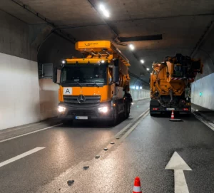 Saugfahrzeug von Hofele bei der Kanalreinigung während der Tunnelwartung im Einhorntunnel in Schwäbisch Gmünd