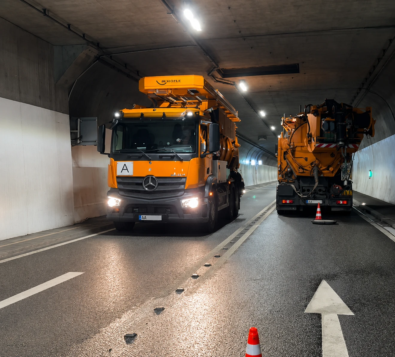 Saugfahrzeug von Hofele bei der Kanalreinigung während der Tunnelwartung im Einhorntunnel in Schwäbisch Gmünd