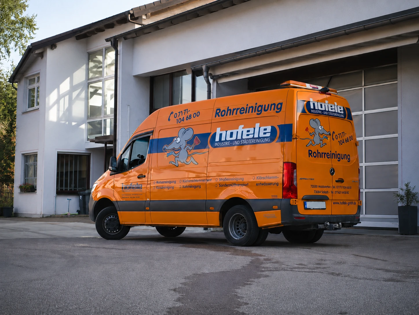 Servicefahrzeug der Hofele Industrie- und Städtereinigung vor dem Unternehmensstandort
