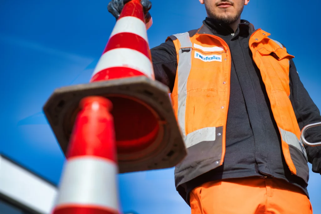Hofele Mitarbeiter bei Arbeiten im Bereich Straßen- und Kanalreinigung