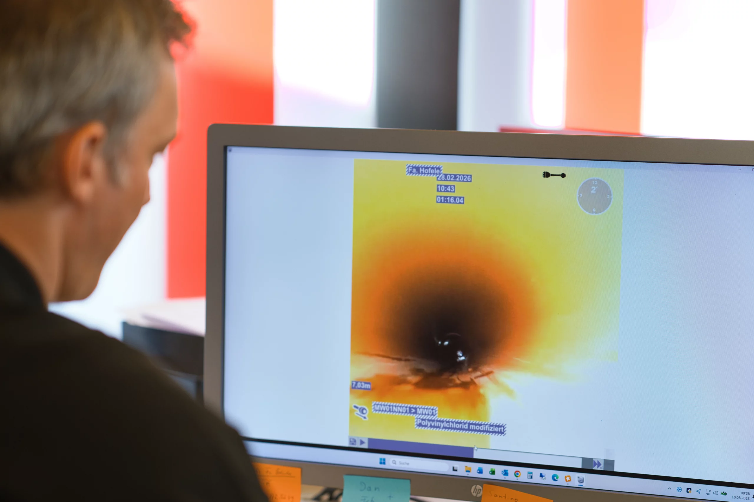 Auswertung einer Schachtinspektion am Monitor Digitale Schachtaufnahme auf einem Monitor zur Auswertung der Inspektionsdaten